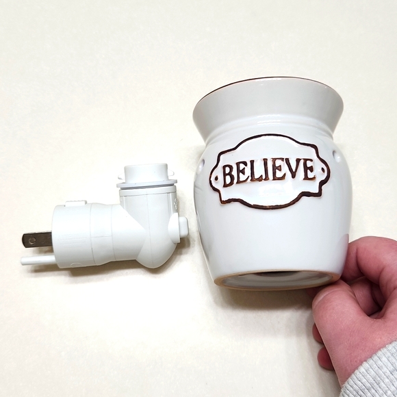 Believe nightlight Scentsy warmer, new in box - Picture 2 of 11
